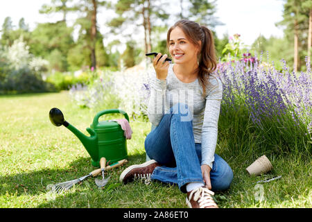 Giardiniere registrazione messaggio vocale tramite smartphone Foto Stock