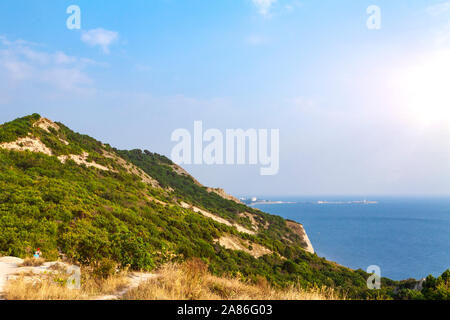 Sera su un alto e ripido seashore. Foto Stock