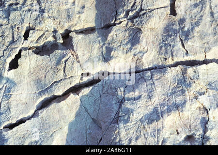 Frammento di una roccia da un vecchio incrinato in arenaria a freddo dei toni di blu. Foto Stock