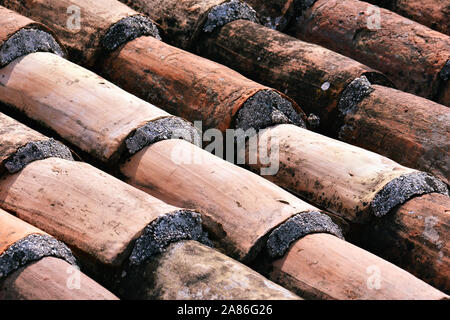 Frammento di un tetto da un vecchio weathered red piastrella. Foto Stock