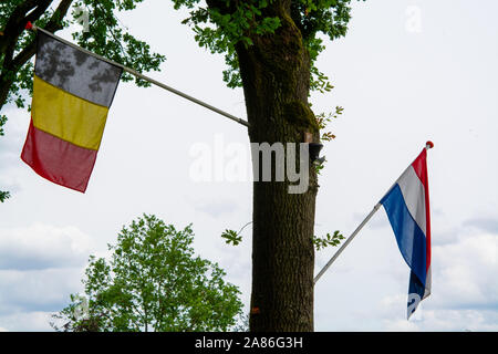 Le frontiere all'interno dell'Unione Europea tra i Paesi Bassi e il Belgio, solo due bandiere su albero Foto Stock