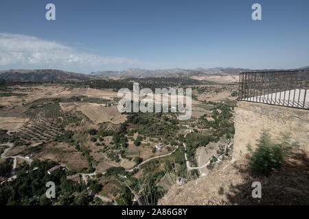 Vista panoramica a valle e le montagne da Ronda, piccole antiche città bianca in Andalusia, Spagna Foto Stock