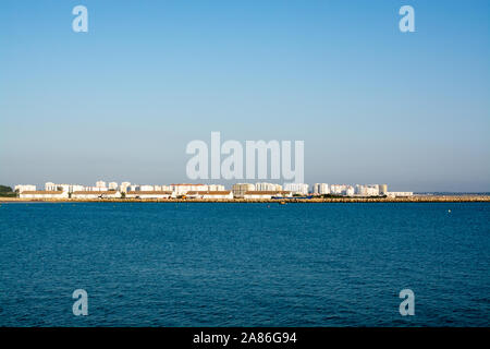 Vista panoramica dal Oceano Atlantico sulla parte moderna di El Puerto de Santa Maria, Andalusia, Spagna Foto Stock