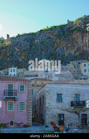 Fortificato romantico villaggio greco sull isola di roccia Monemvasia al tramonto, Peloponneso, Grecia Foto Stock