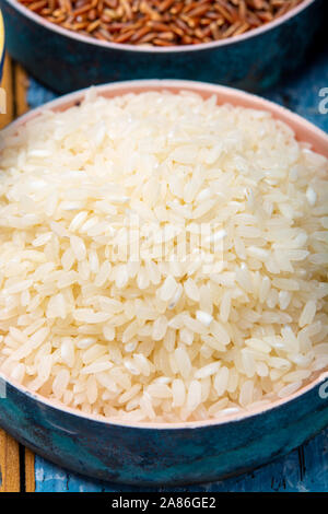Bianchi italiani di riso arborio utilizzato per la realizzazione di piatto di risotto close up Foto Stock