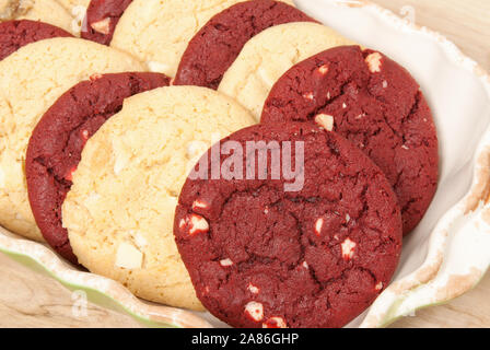 Colori alternati delle vacanze di Natale i cookie. In velluto rosso e biscotti al cioccolato bianco biscotti di macadamia sono preferiti per le vacanze per il giorno del Ringraziamento e C Foto Stock