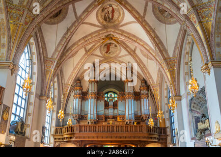 L'organo a canne della chiesa di Santa Chiara o Klara chiesa nel centro di Stoccolma, Svezia. Foto Stock