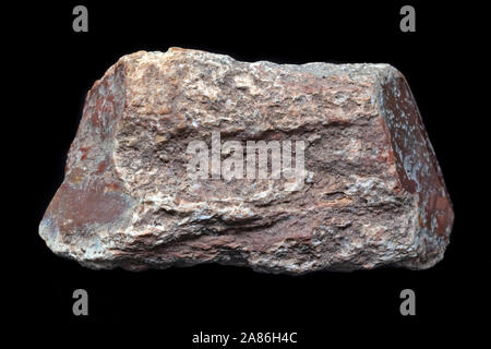 Campione di antichi fossili Xylopal rosso, noto anche come pietrificato opalyzed o legno. Modello trovato in Madagascar. Foto Stock