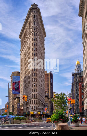 2019 agosto 31, New York City, Stati Uniti d'America - Downtown su Broadway iconici Flatiron Building Foto Stock