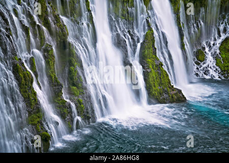 Burney Falls cascate 129 piedi su moss coperto di basalto a nord della California McArthur-Burney cade Memorial membro nel parco la Cascade Mountain Ran Foto Stock