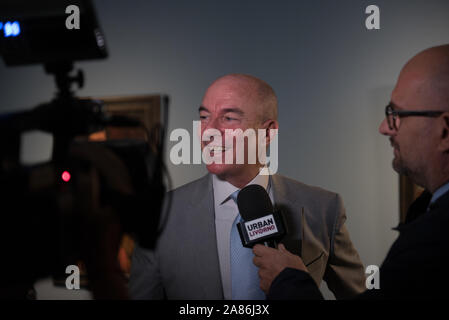 Luca Salvetti, sindaco di Livorno, intervistato presso il 'MODIGLIANI e l'avventura di Montparnasse' Exhibition presso il 'Museo della città' Piazza del luogo Foto Stock