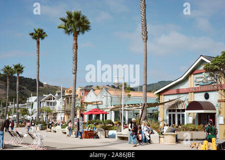 Avila Beach, California/USA - Ottobre 27, 2019: giornata di sole a Avila Beach Boardwalk Foto Stock