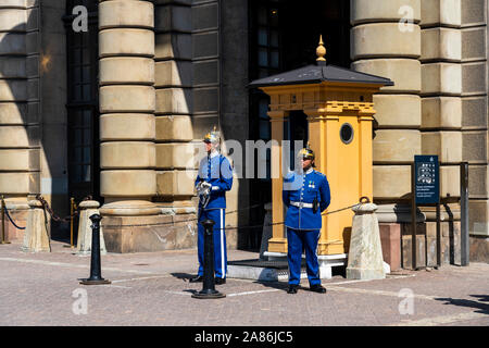 Cambio della guardia al Palazzo Reale e Museo di Stoccolma, Svezia. Foto Stock