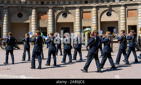 Cambio della guardia al Palazzo Reale e Museo di Stoccolma, Svezia. Foto Stock