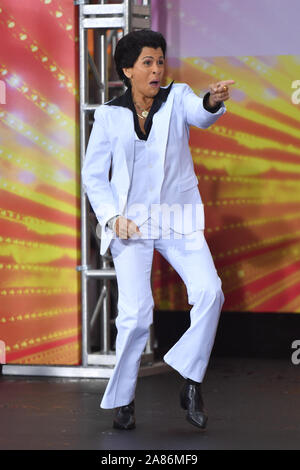 Host Hoda Kotb vestito come TONY MANERO di voce 'Sabato notte febbre' durante la NBC's "oggi" festa di Halloween presso il Rockefeller Plaza on Ottobre 31, 2019 in Foto Stock