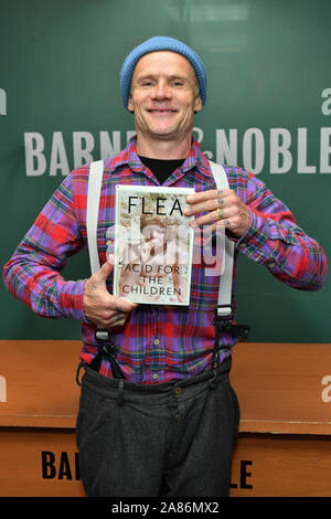 Flea dei Red Hot Chili Peppers segni copie del suo nuovo libro "acido per i bambini" presso Barnes & Noble, la Fifth Avenue a Novembre 05, 2019 a New York Foto Stock