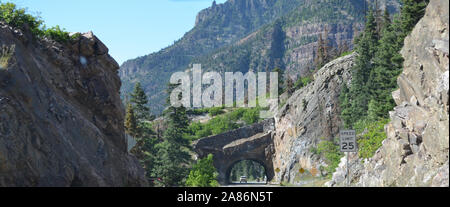 Tarda primavera in Colorado Montagne Rocciose: milioni di dollari di autostrada passa attraverso un tunnel in San Juan Mountain Range appena a sud di Ouray Foto Stock