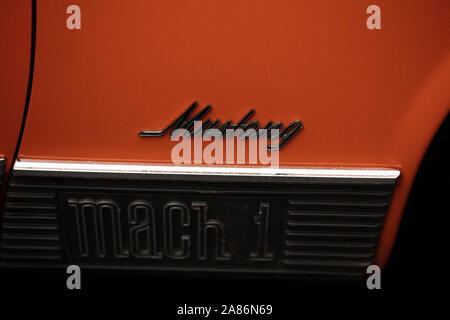 Mustang Mach1 logo che si vede all'Illinois Route 66 Regent Street Motor Show 2019 in novembre. Foto Stock