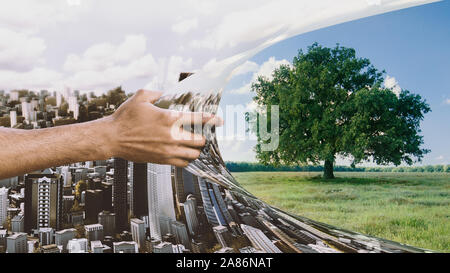 Ecologia verde città contro l'inquinamento - sviluppo sostenibile concetto. Foto Stock