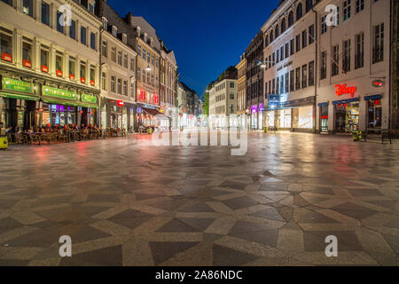 COPENHAGEN, Danimarca - 22 Maggio 2017: Viste lungo la via pedonale Stroget di notte. Architettura e le persone e i ristoranti possono essere visti. Foto Stock