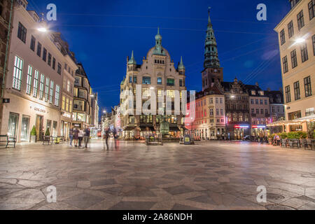 COPENHAGEN, Danimarca - 22 Maggio 2017: Viste lungo la via pedonale Stroget di notte. Architettura e le persone e i ristoranti possono essere visti. Foto Stock