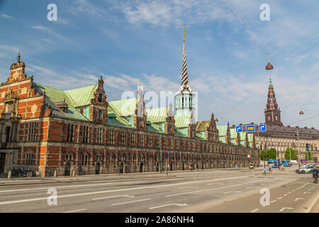 COPENHAGEN, Danimarca - 23 Maggio 2017: l'esterno della Borsen che è un ex edificio dello stock exchange di Copenaghen. Foto Stock