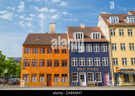 COPENHAGEN, Danimarca - 23 Maggio 2017: una vista di variopinti edifici lungo la strada Torvegade nel quartiere Christianshavn di Copenhagen. Foto Stock