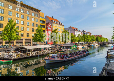 COPENHAGEN, Danimarca - 23 Maggio 2017: Edifici e barche lungo il canale Christianshavn in Copenhagen. Un sacco di persone può essere visto sulla barca. Foto Stock