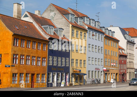 COPENHAGEN, Danimarca - 23 Maggio 2017: una vista di variopinti edifici lungo la strada Torvegade nel quartiere Christianshavn di Copenhagen. Foto Stock