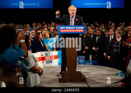 Il primo ministro Boris Johnson parlando al momento del lancio il Partito Conservatore generale della campagna elettorale al NEC di Birmingham. Foto Stock