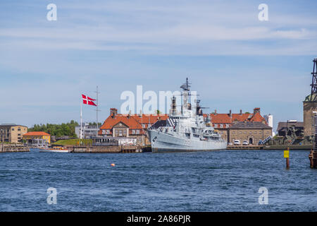 COPENHAGEN, Danimarca - 25 Maggio 2017: barche ed edifici lungo il lungomare di Copenaghen durante il giorno. Una corazzata e fabbriche può essere visto. Foto Stock