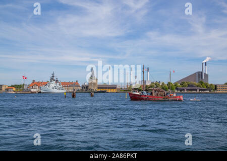 COPENHAGEN, Danimarca - 25 Maggio 2017: barche ed edifici lungo il lungomare di Copenaghen durante il giorno. Una corazzata e fabbriche può essere visto. Foto Stock