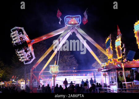 Basilea in autunno luna park di notte. Foto Stock