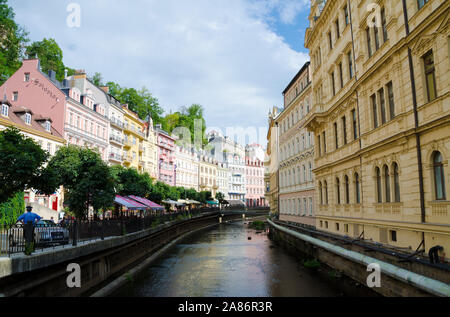 KARLOVY-variano, Repubblica ceca. Il 31 luglio 2019. Il fiume Tepla nel cuore della famosa città termale di Karlovy-Vary. Foto Stock