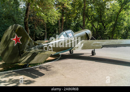 Tashkent, Uzbekistan - 03 Settembre 2018: famosa vecchia Unione Sovietica degli aerei da caccia la-5, che è stato utilizzato durante il WW2, all'aperto museo militare Foto Stock