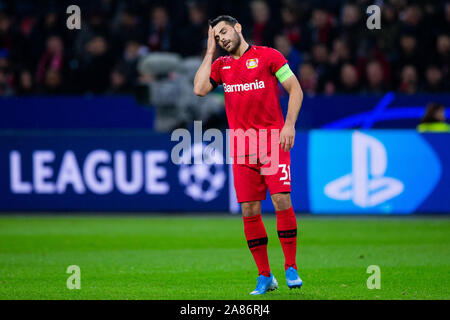 Leverkusen, Germania. 6 Nov, 2019. Calcio: Champions League, Bayer Leverkusen - Atletico Madrid, fase di gruppo, gruppo D, Giornata 4. Leverkusen's Kevin Volland afferra la testa. Credito: Rolf Vennenbernd/dpa/Alamy Live News Foto Stock