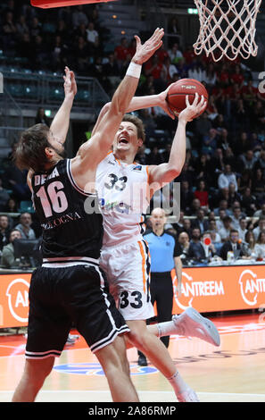 Bologna, Italia, 06 Nov 2019, Patrick heckmann (ratiopharm ulm) vanificata da Marcos delia (virtus segafredo bologna) durante il Segafredo Virtus Bologna vs Ratiopharm Ulm - Basket campionato EuroCup - Credit: LPS/Michele Nucci/Alamy Live News Foto Stock