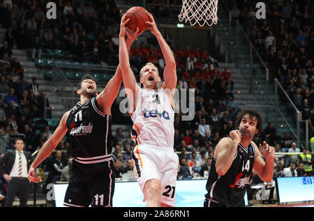 Bologna, Italia, 06 Nov 2019, Seth hinrichs (ratiopharm ulm) vanificata da giampaolo ricci (virtus segafredo bologna) durante il Segafredo Virtus Bologna vs Ratiopharm Ulm - Basket campionato EuroCup - Credit: LPS/Michele Nucci/Alamy Live News Foto Stock