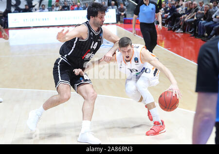 Bologna, Italia, 06 Nov 2019, Christoph philipps (ratiopharm ulm) vanificata da milos teodosic (virtus segafredo bologna) durante il Segafredo Virtus Bologna vs Ratiopharm Ulm - Basket campionato EuroCup - Credit: LPS/Michele Nucci/Alamy Live News Foto Stock