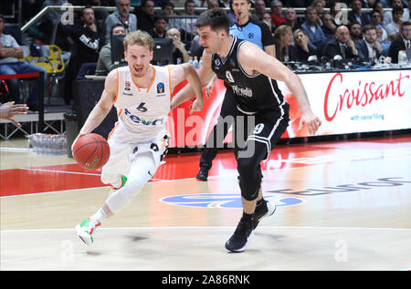 Bologna, Italia, 06 Nov 2019, per gnther (ratiopharm ulm) vanificata da Stefan markovic (virtus segafredo bologna) durante il Segafredo Virtus Bologna vs Ratiopharm Ulm - Basket campionato EuroCup - Credit: LPS/Michele Nucci/Alamy Live News Foto Stock