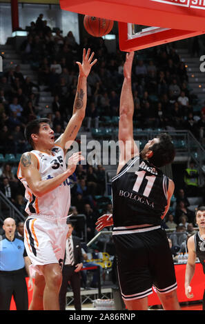 Bologna, Italia, 06 Nov 2019, Derek willis (ratiopharm ulm) (sin.) e Giampaolo ricci (virtus segafredo bologna) durante il Segafredo Virtus Bologna vs Ratiopharm Ulm - Basket campionato EuroCup - Credit: LPS/Michele Nucci/Alamy Live News Foto Stock