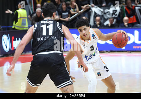 Bologna, Italia, 06 Nov 2019, killian hayes (ratiopharm ulm) vanificata da giampaolo ricci (virtus segafredo bologna) durante il Segafredo Virtus Bologna vs Ratiopharm Ulm - Basket campionato EuroCup - Credit: LPS/Michele Nucci/Alamy Live News Foto Stock