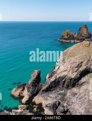 Il popolare litorale a Kynance Cove sulla penisola di Lizard, Cornwall. Foto Stock