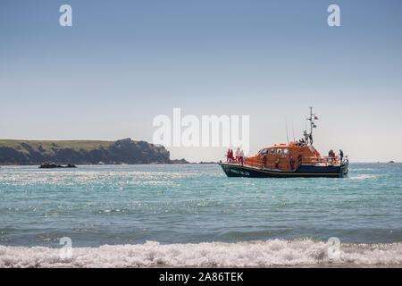 Un locale RNLI scialuppa di salvataggio visite Kynance Cove sulla penisola di Lizard, Cornwall. Foto Stock