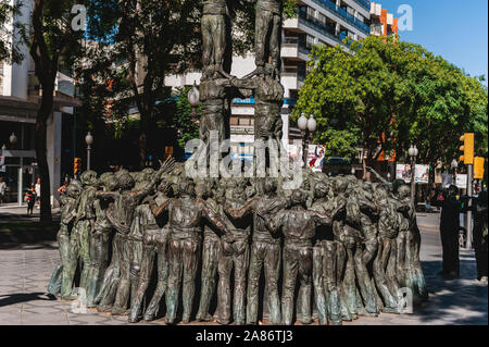 Tarragona, Spain-August 9, 2013: monumento del Castellers sulla Rambla Nova, la Catalogna. Attrazioni in Catalogna. Un monumento di figure umane. Foto Stock