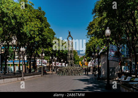 Tarragona, Spain-August 9, 2013: monumento del Castellers sulla Rambla Nova, la Catalogna. Attrazioni in Catalogna. Un monumento di figure umane. Foto Stock