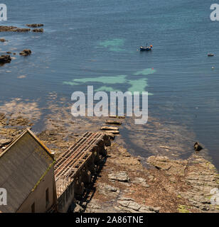 La scialuppa di salvataggio abbandonate stazione presso la lucertola sulla costa sud ovest percorso. Foto Stock