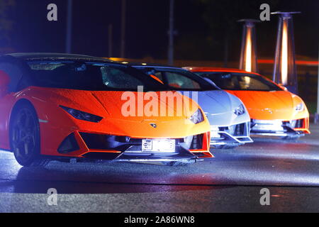 Lamborghini illuminata di notte per un evento privato presso la nuova concessionaria Lamborghini a Leeds. Lo store ha aperto ufficialmente il 7 novembre. Foto Stock