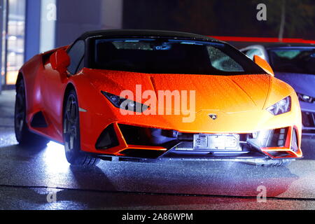 Lamborghini illuminata di notte per un evento privato presso la nuova concessionaria Lamborghini a Leeds. Lo store ha aperto ufficialmente il 7 novembre. Foto Stock