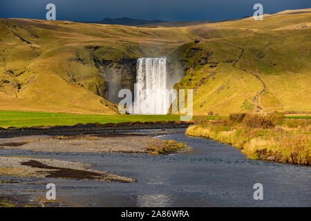 Skogafoss cascata a soleggiata giornata autunnale, Islanda. Una grande attrazione turistica, Foto Stock